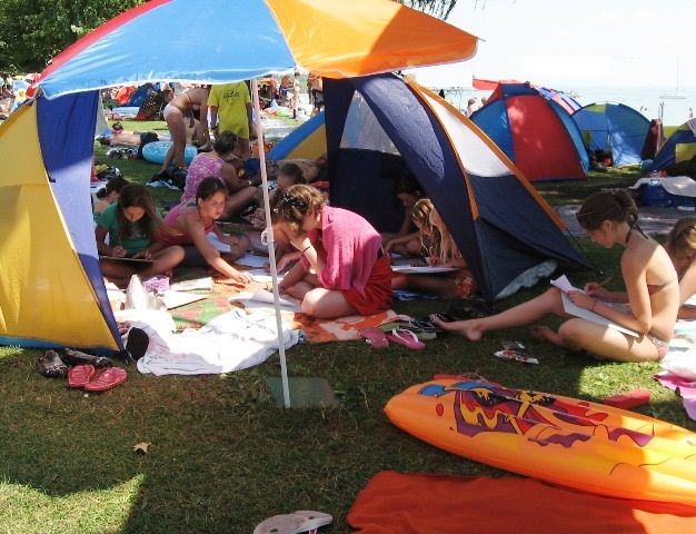A strandon is alkotunk a napozás és fürdés között :-)